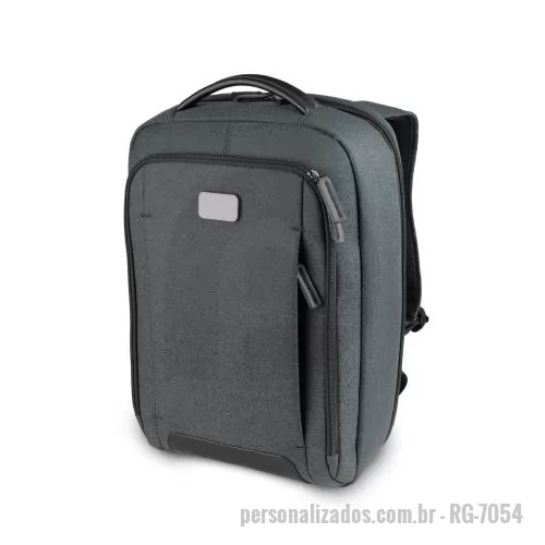Mochila para notebook personalizada - Mochila premium para notebook confeccionada em poliéster com detalhes em PU, dois compartimentos frontais com zíper e plaquinha metálica para personalização com engate para mala de bordo. Possui compartimento interno para notebook de até 15,6 polegad
