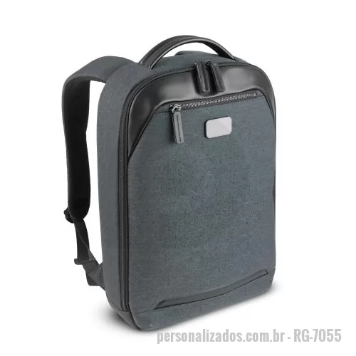 Mochila para notebook personalizada - Mochila premium para notebook produzida em poliéster com detalhes em PU, com compartimento frontal com zíper e plaquinha metálica para personalização. Possui compartimento interno para notebooks de até 15,6”, divisórias internas para organização e en