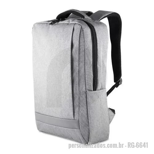 Mochila para notebook personalizada - Mochila confeccionada em tecido externo de poliéster 300D com detalhe em PU e tecido interno em poliéster 210D, com capacidade total de 13,5 litros. Possui bolso frontal com fechamento em zíper, dois bolsos laterais e compartimento interno para noteb