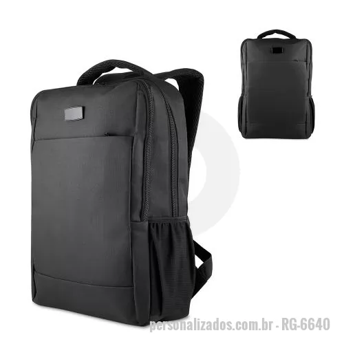 Mochila para notebook personalizada - Mochila em poliéster 600D com interior em poliéster 210D e capacidade de 13L. Possui plaquinha metálica magnética (2,2x4,1 AxL) na parte frontal da mochila. Conta com um bolso frontal com zíper, dois bolsos laterais, engate para mala de viagem e dois