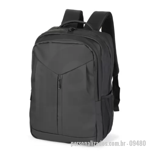 Mochila para notebook personalizada - Mochila executiva personalizada 24L em poliuretano (PU) impermeável, com estrutura acolchoada e três compartimentos com zíper. Possui divisória interna para notebook de até 15,6”, tira elástica com velcro para fixação, dois bolsos laterais em tela, alça de mão, engate para malas e costas e alças de ombro acolchoadas em tecido mesh respirável. Ideal para brindes corporativos, kits de onboarding, viagens, eventos, feiras, convenções e presentes para clientes e colaboradores. Personalizável com logotipo ou identidade visual da empresa. Medidas aproximadas: 28,5 x 42 x 14 cm. Capacidade: 24 litros. Peso aproximado: 0,696 kg.