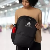 Mochila de Nylon para Notebook  disponível me varias corres Possui compartimento grande com bolso interno para notebook até 15,6 polegadas, bolso pequeno frontal e bolsos laterais de rede. Zíperes prata, alça superior de nylon, alças ajustáveis para as costas e parte traseira revestida de espuma para maior conforto.