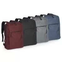 Mochila confeccionada em nylon com compartimento para notebook até 15,6 polegadas. Contém compartimento grande com divisórias para documentos, eletrônicos e caneta, dois compartimentos frontais, sendo um com abertura horizontal, e outro com abertura vertical, bolso lateral e adaptador USB externo com cabo acoplado, permitindo a conexão de um carregador portátil de dentro da mochila e transferência da carga para o lado externo, ocultando o carregador e viabilizando a utilização do celular durante o processo. Contém zíperes com pegadores plásticos, alça de mão em nylon, alças para as costas ajustáveis com revestimento espumado antitranspirante e alça horizontal para encaixe em malas de viagem.