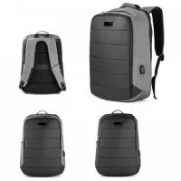 Mochila para notebook em 300D com placa de metal preta personalizável e 2 compartimentos principais. Os 2 bolsos almofadados são compatíveis com computador até 17  e com um tablet de 9,7 . Tem ainda mais 2 bolsos nas alças (1 com zipper), bolso oculto nas costas da mochila com zipper, bolso no topo com zipper e bolso aberto na lateral com entrada USB. Contém ainda tira de transporte para trolley e alças e parte posterior almofadadas. 
