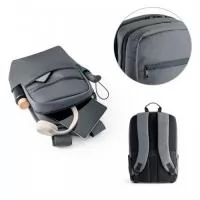 Mochila para notebook em Nylon 2Tone impermeável com 2 compartimentos e alças almofadadas. O compartimento posterior tem 2 divisórias almofadadas com fecho em velcro para notebook até 17