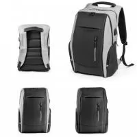 Mochila para notebook em 900D e Tarpaulin com 2 compartimentos principais com diversos bolsos interiores. Um completamente forrado e acolchoado para computador de grandes dimensões até 17 . A mochila tem ainda 2 bolsos frontais, 2 bolsos laterais com zipper e bolso oculto nas costas com zipper. Contém ainda tira de transporte para trolley e entradas USB e Jack 3,5mm. Parte posterior e alças são almofadadas.
