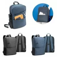 Mochila para notebook em rPET 600D com alças almofadadas. O compartimento principal tem 2 divisórias almofadadas para notebook até 15.6
