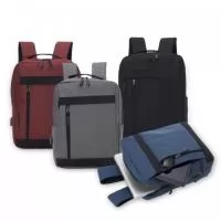 Mochila confeccionada em nylon com compartimento para notebook até 15,6 polegadas. Contém compartimento grande com divisórias para documentos, eletrônicos e caneta, dois compartimentos frontais com abertura vertical, bolso lateral e adaptador USB externo com cabo acoplado, permitindo a conexão de um carregador portátil de dentro da mochila e transferência da carga para o lado externo, ocultando o carregador e viabilizando a utilização do celular durante o processo. Contém zíperes com pegadores plásticos, alça de mão em nylon e alças para as costas ajustáveis com revestimento espumado antitranspirante.