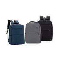 Mochila para Notebook em tecido poliéster. Parte externa: 3 Bolsos frontais com ziper; 2 Bolsos laterais; Alça de mão e ombro acolchoadas. Parte interna: Compartimento acolchoado p/ notebook de 39x28cm. Tamanho total do Notebook - 17¨
