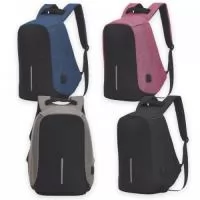 Mochila anti-furto de poliéster. Pensando na segurança do usuário foi confeccionado o compartimento principal na área traseira, impossibilitando a abertura do produto mesmo com a mochila na costa do usuário. Possui dispositivo com entrada USB na parte externa com cabo USB acoplado internamente; permitindo a conexão de um carregador portátil na área interna e a conexão de um eletrônico na área externa, viabilizando a carga e utilização do eletrônico enquanto caminha. Área interna do compartimento principal: bolso para notebook de 15,6 polegadas, bolso para tablet, quatro bolsos para acessórios, possui nas laterais internas sistema de velcro, maximizando a segurança da mochila. Parte frontal com faixa refletiva, alças para as costas ajustáveis revestidas com espuma para um maior conforto sendo uma delas com bolso de zíper, alça para mãos e alça horizontal para encaixe em malas de viagem.