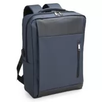 Proteção, segurança e praticidade em um só modelo! Esta mochila de 22 litros é confeccionada em poliuretano impermeável, garantindo resistência e proteção extra contra chuva e respingos. Seu compartimento principal inclui um espaço acolchoado para notebook de até 17 polegadas, enquanto o cadeado numérico TSA adiciona uma camada extra de segurança, tornando-a uma opção antifurto ideal para o dia a dia. Conta ainda com dois bolsos laterais para itens de fácil acesso e adaptador USB para carregar dispositivos com mais praticidade. O transporte é confortável e respirável, graças à alça de mão e às alças para as costas com revestimento espumado.