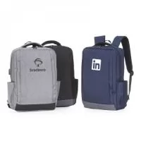Mochila de nylon com compartimento principal com bolso para notebook 15.6 polegadas, possui divisórias para documentos e caneta, compartimento frontal com abertura vertical, bolsos laterais com revestimento interno emborrachado e dispositivo com entrada usb na parte externa, seu cabo usb acoplado internamente permite a conexão de um carregador portátil na área interna e a conexão de um eletrônico na área externa, viabilizando a carga e utilização do eletrônico enquanto caminha. Contém zíperes preto, faixa emborracha na área inferior frontal, alça horizontal para encaixe em malas de viagem, alças para costas ajustáveis com revestimento anti-transpirante e duas alças de mãos em nylon, sendo uma delas com revestimento interno.