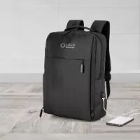 Descrição: Mochila de nylon 20 litros com três compartimentos, sendo o principal com bolso para notebook 15,6. Com divisórias internas para acessórios, a mochila possui bolso lateral e suporte externo usb.  Altura :  42 cm  Largura :  30 cm  Profundidade :  17 cm  Medidas aproximadas para gravação (CxL):  23 cm x 10 cm