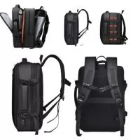 A Mochila Viagem Premium Expansível combina design moderno com máxima funcionalidade, ideal para quem busca praticidade em viagens e no dia a dia. Com estrutura firme e estilo contemporâneo, possui compartimentos espaçosos e bem distribuídos, perfeitos para acomodar notebook, eletrônicos, roupas e acessórios com total organização.  Seu grande diferencial está na função expansível, que permite aumentar a capacidade interna com facilidade, adaptando-se a diferentes volumes e necessidades de uso. Conta ainda com entrada USB externa para carregamento de dispositivos, sistema antifurto com zíper oculto, além de acabamento resistente à água, garantindo proteção extra mesmo em deslocamentos sob chuva.  Desenvolvida com materiais duráveis e costura reforçada, oferece conforto por meio de alças acolchoadas e base estruturada. Possui também alça para acoplar em malas de rodinha, ideal para viagens longas e conexões em aeroportos.  Com visual clean e acabamento premium, é perfeita para profission