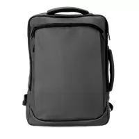 Mochila em Oxford 900D em poliéster com filme laminado (termicamente aplicado) ¹ 22 litros resistente à água com cinco compartimentos, sendo o principal com bolso para notebook 15,6. Com divisórias internas para acessórios, a mochila possui suporte externo usb, alça para encaixe em malas de viagem e duas alças de mãos, sendo uma delas lateral para o transporte da mochila no modo pasta.  Altura: 41 cm Largura: 30 cm Medidas aproximadas para gravação: (CxL): 23 cm x 31 cm