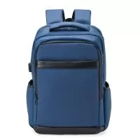 Mochila de 26 litros em couro sintético resistente à água. Quatro compartimentos estratégicos, principal com espaço para notebook 15,6 e USB.
