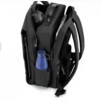 Mochila para notebook, moderna e funcional, com várias divisórias para organização diária mais eficiente.  Material exterior: poliéster reciclado 600D de alta densidade com acabamento repelente à água Material interior: poliéster reciclado 210D Bolso para notebook: 17,3" Capacidade (L): 20 Compartimentos: 2 compartimentos principais acolchoados, sendo o posterior totalmente acolchoado para um notebook Bolsos exteriores: 2 bolsos ocultos com zíper e 1 bolso lateral Painel posterior: almofadado com sistema de suporte extra acolchoado; bolso com zíper integrado na alça do trolley Características adicionais: zíperes dos compartimentos principais com acabamento resistente à água; alça reforçada e acolchoada Dimensões: 280 x 450 x 150 mm