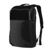 "Mochila Premium, adequada para viagens de negócios, produzido em tecido de poliéster 600D e interior em 210D, alças de ombro acolchoadas, aceita notebook de até 15,6”, porta USB na lateral, engate para mala de viagem. &nbsp
