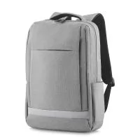 "Mochila para notebook em tecido poliéster 600D com detalhe em PVC e interior em 210D. Parte externa: Bolso frontal com ziper. Bolso pequeno na lateral direita. Conector USB e conector P2 para fone de ouvido ligado ao interior da mochila com cabos. A
