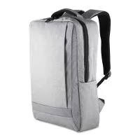 Mochila confeccionada em tecido externo de poliéster 300D com detalhe em PU e tecido interno em poliéster 210D, com capacidade total de 13,5 litros. Possui bolso frontal com fechamento em zíper, dois bolsos laterais e compartimento interno para noteb
