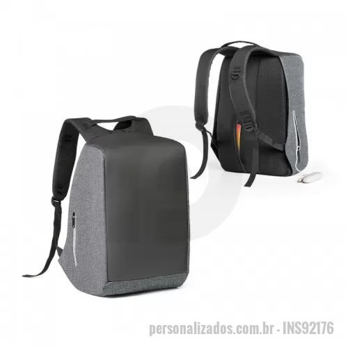 Mochila personalizada -  Mochila para notebook. 900D de alta densidade e tarpaulin.  Sistema anti-roubo: compartimento principal com zíper oculto e parte posterior com 2 bolsos ocultos com zíper, para maior segurança. Compartimento principal forrado e almofadado, com 2 divisórias almofadadas para notebook até 15.6'' e tablet 10.5''.  Medidas: 320 x 440 x 200 mm  Fabricamos em diversos tamanhos e materiais. Disponivel em diversas cores. Personalização: silk, sublimação, etiqueta, hot stamp (Consulte gravação de acordo com o material escolhido)  A EV Brindes possui sua própria fábrica, assim podendo confeccionar em diversas medidas, cores e materiais.