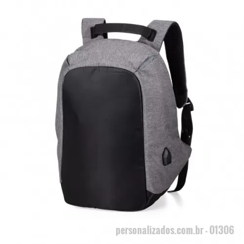 Mochila personalizada - Mochila anti-furto de poliéster com detalhes em nylon. Com formato anatômico e design moderno, tem a parte frontal à prova d’água e tecido impermeável. Pensando na segurança do usuário foi confeccionado o compartimento principal na área traseira, impossibilitando a abertura do produto mesmo com a mochila na costa do usuário. Possui suporte com entrada USB na parte externa e cabo USB acoplado internamente; permitindo a conexão de um carregador portátil na área interna e a conexão de um eletrônico na área externa, viabilizando a carga e utilização do eletrônico enquanto caminha. Área interna do compartimento principal: bolso para notebook 14 polegadas, quatro bolsos para acessórios, bolso com zíper; possui nas laterais internas sistema de velcro, maximizando a segurança da mochila. Alças para as costas ajustáveis revestidas com espuma para um maior conforto sendo uma delas com bolso de zíper, alça para mãos e alça horizontal para encaixe em malas de viagem.. CONSULTE OUTROS MODELOS COM N