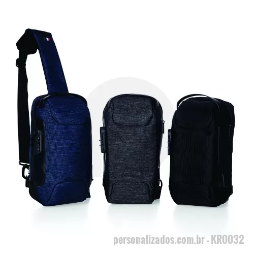Mochila personalizada - Mochila de ombro com entrada USB e Micro USB lateral. A mochila possui, um compartimento principal com segredo (TSA), bolso oculto na parte traseira, além de 3 divisórias internas, sendo uma capaz de armazenar tablet, netbook ou Ipad de até 9 polegadas. Alça de mão e detalhes laterais e inferiores em couro sintético, tira de nylon na alça, 2 fivelas para opção de encaixe da alça, revestimento espumado antitranspirante na parte traseira e na alça, e tecido resistente a água.