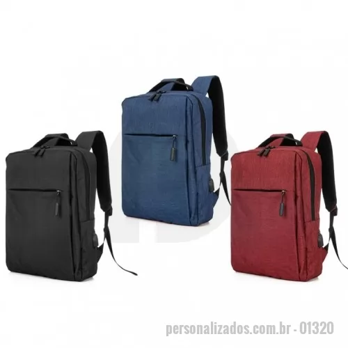 Mochila personalizada - ochila confeccionada em nylon com compartimento para notebook até 15,6 polegadas. Contém compartimento grande com divisórias para documentos, eletrônicos e caneta, compartimento mediano com abertura vertical, compartimento frontal, bolso lateral e adaptador USB externo com cabo acoplado, permitindo a conexão de um carregador portátil de dentro da mochila e transferência da carga para o lado externo, ocultando o carregador e viabilizando a utilização do celular durante o processo.