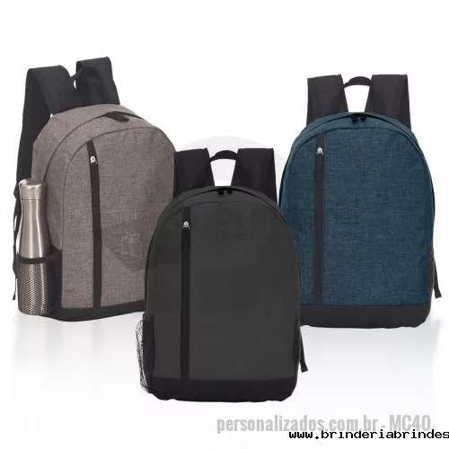 Mochila personalizada - Mochila de poliéster com compartimento principal superior e compartimento frontal com abertura lateral. Contém um bolso de nylon na lateral, alça de mão em nylon e alças ajustáveis para as costas.