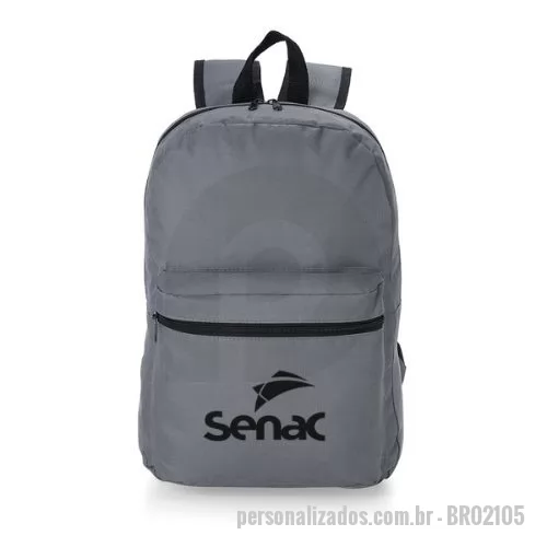 Mochila personalizada - Mochila confeccionada em Nylon 17 Litros. Contém bolso frontal com zíper, alça de mão em nylon e alças para as costas ajustáveis. Altura :  41 cm  Largura :  28 cm  Profundidade :  15 cm  Medidas aproximadas para gravação (CxL):  14 cm x 23 cm  Peso aproximado (g):  284