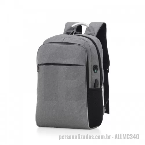 Mochila personalizada - Mochila para notebook em tecido poliéster. Fechamento por cadeado com senha; Alça de mão em metal; Alça de ombro acolchoada; 2 bolsos frontais; 2 bolsos laterais; Mini bolso na alça de ombro; Conector USB na lateral; Saída para fones de ouvido na lateral. Parte interna: Compartimento para notebook de 30x27cm, Tamanho total do Notebook - 16,5¨