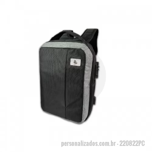 Mochila personalizada - •	Tem a parte frontal à prova dágua (respingos); •	Suporte com entrada USB externa; •	Bolso para moedas; •	Bolso traseiro para celular; •	Alça para levá-la como pasta; •	Alças para costa ajustáveis; •	Alça horizontal para encaixe em malas de viagem. •	Compartimento Notebook •	Compartimento Tablet •	Suporte chave •	Porta canetas •	Porta pasta •	Suporte acopla mala Viagem •	46 x 32 x 13cm  •	Peso 730 g