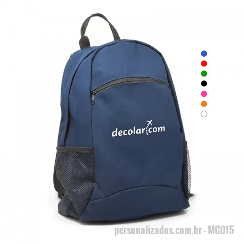 Mochila personalizada - Mochila em Poliéster. Possui um bolso frontal e dois bolsos laterais em tela (ideal para carregar squeezes) e alça de mão. Suas alças ajustáveis são confortáveis. Gravação personalizada em Silk Screen. Ideal para brindes promocionais e ações de marketing.