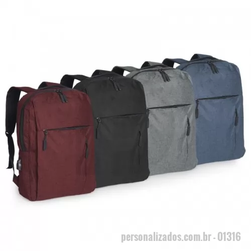 Mochila personalizada - Mochila de nylon 20 litros com três compartimentos, sendo o principal com bolso para notebook 156. Com divisórias internas para acessórios, a mochila possui bolso lateral, suporte externo usb e alça para encaixe em malas de viagem.  Altura :  41 cm  Largura :  30 cm  Profundidade :  16,5 cm  Medidas aproximadas para gravação (CxL):  11 cm x 22 cm  Peso aproximado (g):  418