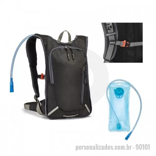 Mochila personalizada - Mochila desportiva em 420D com compartimento principal forrado e bolso frontal com zíper. Painel frontal com elementos refletores. A parte posterior da mala e as alças são almofadadas para garantir um maior conforto para as costas. Ainda na parte posterior contém alça com fecho, para garantir que a mala é ajustada ao tronco, facilitando o seu transporte em movimento e uso prolongado. A mochila inclui um reservatório de água com capacidade até 2 L e canudo. A mochila e o reservatório são fornecidos separadamente. 265 x 410 x 55 mm