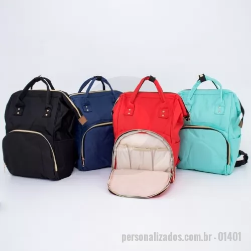 Mochila personalizada - Mochila funcional de 19 litros em tecido oxford resistente à água. Possui dois compartimentos distintos para uma organização eficiente. O compartimento principal conta com uma armação metálica que proporciona abertura fácil e manuseio prático, além de quatro bolsos internos para organização adicional. Na compartimento frontal, encontram-se três bolsos térmicos ideais para itens sensíveis à temperatura. A mochila também dispõe de dois bolsos laterais e duas alças de mão com suporte para juntura, proporcionando praticidade ao transporte. As alças para as costas são ajustáveis, garantindo conforto personalizado durante o uso.