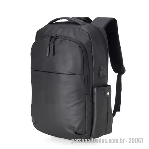 Mochila personalizada - Mochila em couro sintético 20 litros resistente à água com quatro compartimentos, sendo o principal com bolso para notebook até 14 e um exclusivo com proteção contra furto. Com divisórias internas para acessórios, a mochila possui bolsos laterais, suporte externo usb, duas alças de mãos, alça para encaixe em malas de viagem e área costada com revestimento espumado.