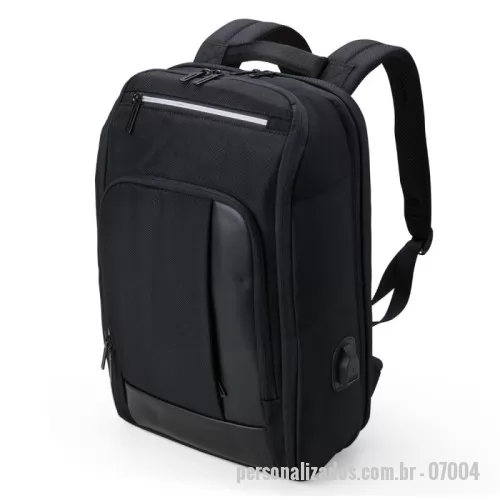 Mochila personalizada - Mochila confeccionada em Nylon 23 litros com detalhes em couro sintético. Contém 5 compartimentos, sendo um bolso com faixa refletiva, divisórias internas para acessórios, bolso para tablet e notebook 15.6, bolso antifurto nas costas, bolso externo na lateral com elástico, suporte externo USB, alça para encaixe em malas de viagem, alças da mochila possuem bolsos integrados para suporte de óculos e cartões.