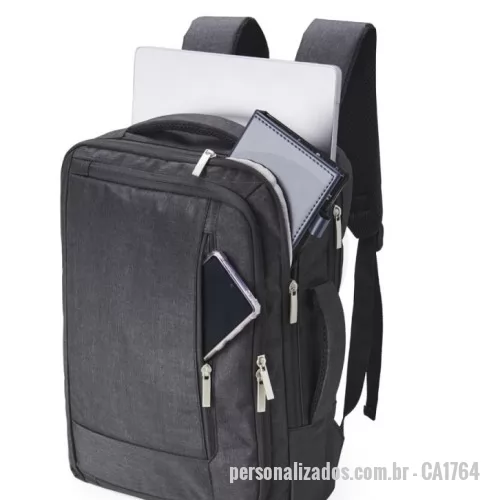 Mochila personalizada - Mochila de poliéster 19 litros com 4 compartimentos, sendo o principal com bolso para notebook 15,6 e compartimento com bolso sanfonado, ideal para documentos. Com divisórias internas para acessórios, a mochila possui suporte externo USB, alça para engate em malas de viagem e duas alças de mãos, sendo uma delas para o transporte da mochila no formato pasta.