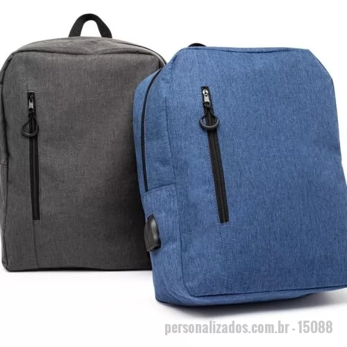 Mochila personalizada - Mochila de nylon 23 litros com dois compartimentos, sendo o principal com bolso para notebook 15,6. A mochila possui bolso lateral, suporte externo para USB e adaptador P2.