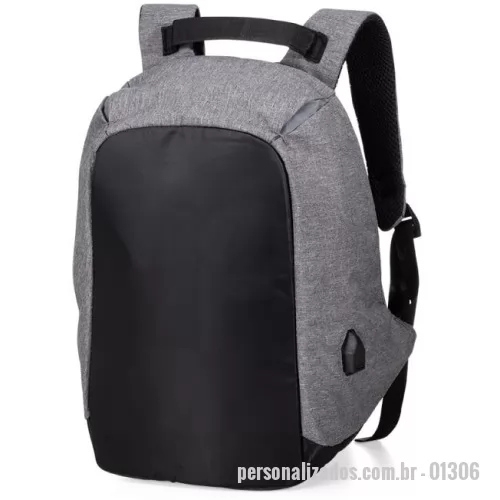 Mochila personalizada - Mochila anatômica antifurto de 29 litros em poliéster resistente à água com dois compartimentos, sendo um deles exclusivo para cartões. Compartimento principal com amplo espaço e bolso para notebook 14, bolsos internos, suporte externo usb, alça para encaixe em malas de viagem e revestimento costado espumado.