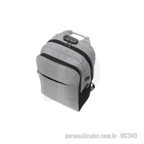 Mochila personalizada - Mochila para notebook em tecido poliéster.  Parte externa: Fechamento por cadeado com senha; Alça de mão em metal; Alça de ombro acolchoada; 2 bolsos frontais; 2 bolsos laterais; Mini bolso na alça de ombro; Conector USB na lateral; Saída para fones de ouvido na lateral. Parte interna: Compartimento para notebook de 30x27cm, Tamanho total do Notebook - 15,6