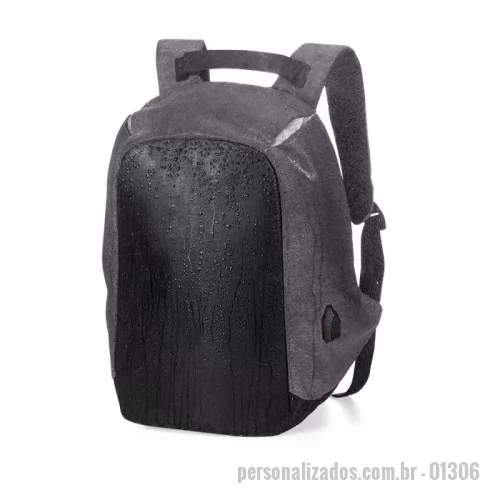 Mochila personalizada - Mochila anatômica antifurto de 29 litros em poliéster resistente à água com dois compartimentos, sendo um deles exclusivo para cartões. Compartimento principal com amplo espaço e bolso para notebook 14, bolsos internos, suporte externo usb, alça para encaixe em malas de viagem e revestimento costado
