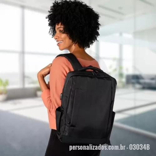 Mochila personalizada - Mochila de Nylon 21L  Descrição: Mochila de nylon 21 litros com dois compartimentos, sendo o principal com bolso para notebook 15,6. Com divisórias internas para acessórios, a mochila possui bolsos laterais, suporte externo usb, duas alças de mãos e alça para engate em malas de viagem.  Altura :  44 cm  Largura :  31 cm  Profundidade :  15 cm  Medidas aproximadas para gravação (CxL):  24 cm x 16 cm  Peso aproximado (g):  733