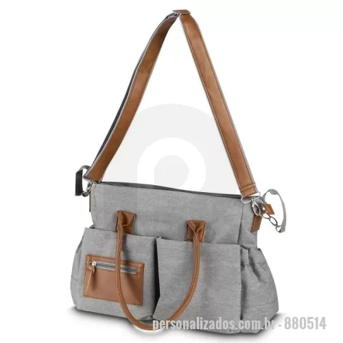Mochila personalizada - Mochila funcional confeccionada em poliéster e couro sintético, combinando estilo e praticidade. Conta com compartimento interno com divisórias, alça de ombro e de mão, além de quatro bolsos laterais para melhor organização. Um brinde versátil e sofisticado da Youdu Brindes.