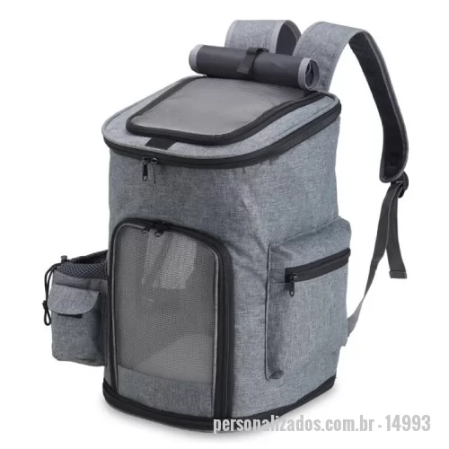 Mochila personalizada - Mochila para transporte de pets, confeccionada em tecido Oxford, apresenta um compartimento lateral e bolsos adicionais. Seu tapete dupla face, com uma camada aveludada, foi projetada para garantir o máximo conforto ao pet. Equipada com telas respiráveis em nylon, esta mochila possui duas aberturas superiores: uma completa e outra parcial, com cobertura ajustável. Além disso, conta com uma abertura frontal parcial e um fundo com abertura completa, proporcionando uma experiência de transporte arejada e prática para entrada e saída do pet. A mochila dispõe de alça de mão e alças para as costas revestidas com material respirável.