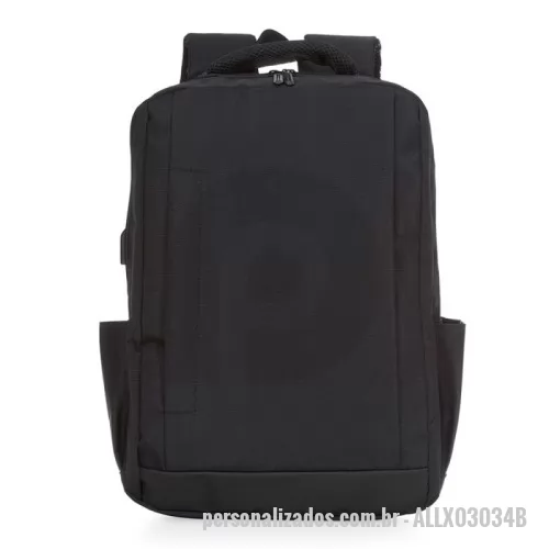 Mochila personalizada - Mochila de nylon 21 litros com dois compartimentos, sendo o principal com bolso para notebook 15,6. Com divisórias internas para acessórios, a mochila possui bolsos laterais, suporte externo usb, duas alças de mãos e alça para engate em malas de viagem.
