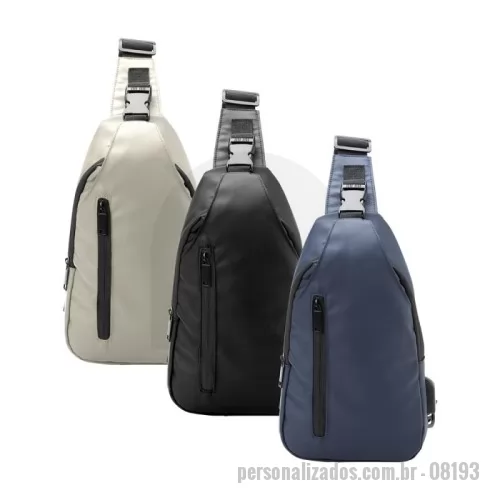 Mochila personalizada - Descrição: Esta mochila é a combinação perfeita de estilo e funcionalidade. Feita em couro sintético resistente à água, ela oferece durabilidade e proteção. Possui dois compartimentos bem planejados: o compartimento frontal garante acesso rápido aos itens do dia a dia, enquanto o bolso com fechamento de fivela adiciona segurança extra. Já o compartimento principal conta com um bolso interno, perfeito para manter tudo organizado. Com alças ajustáveis em nylon e mosquetão que facilita alternar os lados, ela se adapta ao seu estilo de uso. Além disso, vem equipada com entrada USB, proporcionando praticidade para carregar seus dispositivos em movimento. Ideal para quem busca funcionalidade sem abrir mão de um design moderno.  Altura :  29,2 cm  Largura :  15,4 cm  Profundidade :  5 cm  Medidas aproximadas para gravação (CxL):  17 cm x 8 cm  Peso aproximado (g):  182