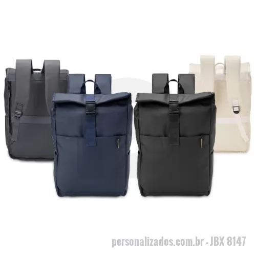 Mochila personalizada - Design funcional e resistente! A mochila de poliuretano impermeável de 23 litros é a escolha ideal para quem busca segurança no transporte de itens. Com três compartimentos, sendo o principal com bolso interno, fechamento em velcro e fivela, além de um compartimento traseiro no estilo antifurto, esta mochila oferece organização e proteção para os pertences. Conta também com dois bolsos laterais de fácil acesso, alça para engate em malas de viagem, alça de mão e alças para costas ajustáveis com revestimento espumado, garantindo conforto durante o uso.