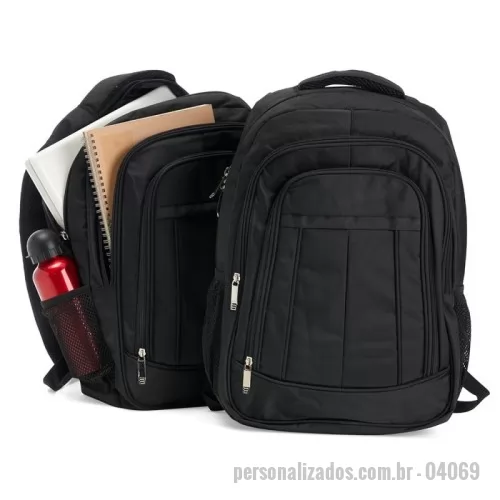 Mochila personalizada - Mochila de poliéster 26 litros com três compartimentos, sendo o principal com bolso para notebook 156. A mochila possui bolsos laterais em malha, duas alças de mãos e área costada com revestimento espumado
